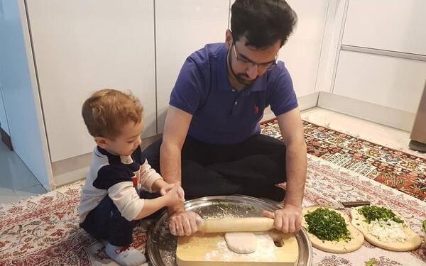 عکس پسر در حال آشپزی