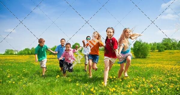 عکس پسر بچه در حال بازی