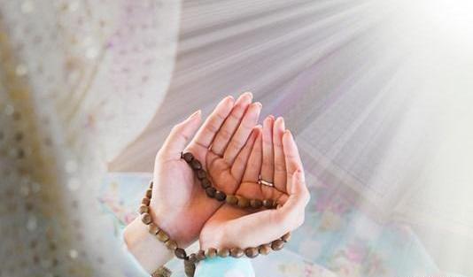 عکس پسر تنها در حال دعا