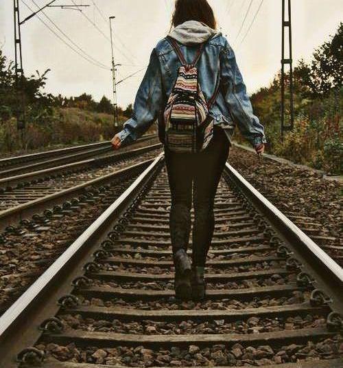 عکس پسر تنها در حال قدم زدن