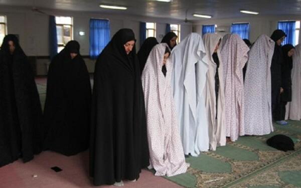 عکس پسر چادری در حال نماز