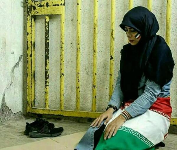 عکس پسر چادری در حال نماز خواندن