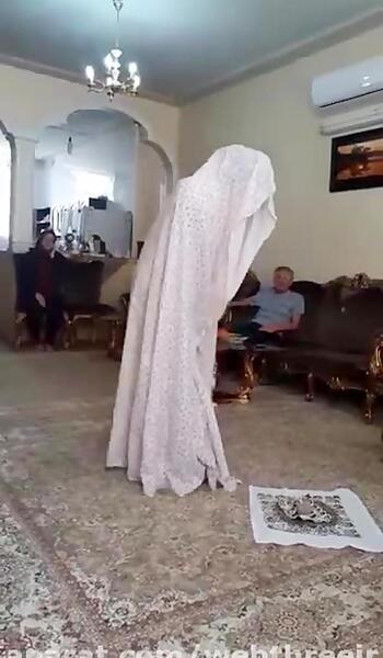 عکس پسر چادری در حال نماز خواندن