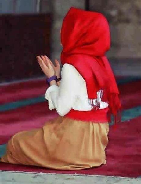 عکس پسر چادری در حال نماز خواندن
