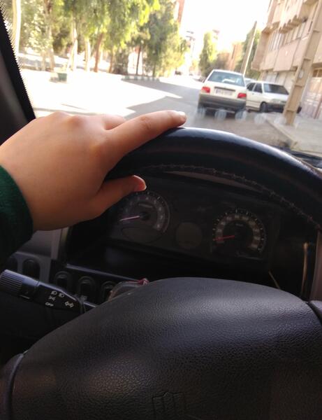 عکس پسر درحال رانندگی