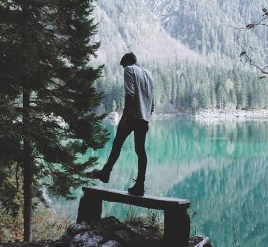 عکس پروفایل پسر درحال راه رفتن