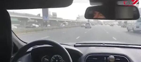 عکس دست پسر در حال رانندگی