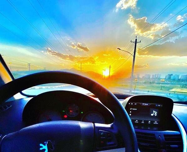 عکس دست پسر در حال رانندگی