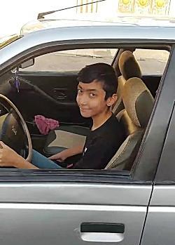 عکس دست پسر در حال رانندگی