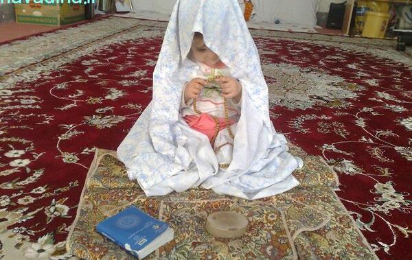 عکس پسر زیبا در حال نماز خواندن