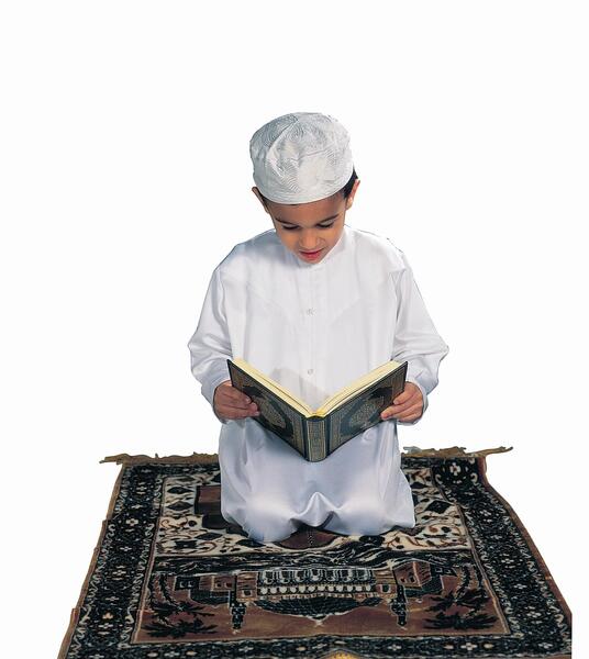 عکس پسر زیبا در حال نماز خواندن