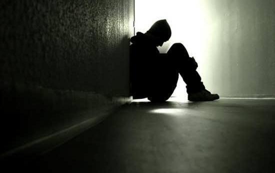 عکس پسر غمگین درحال راه رفتن