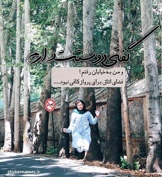 عکس پسر غمگین درحال قدم زدن