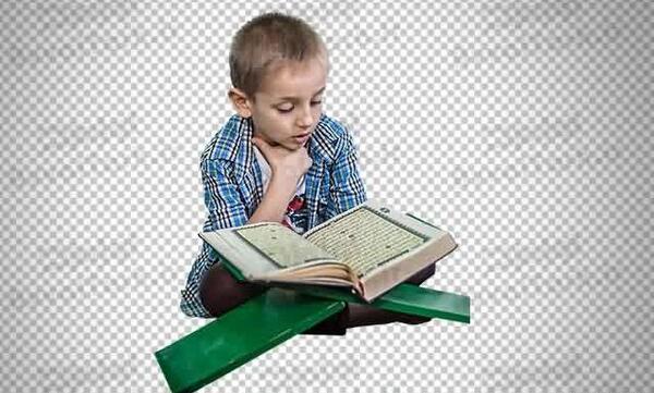 عکس پسر بچه در حال قرآن خواندن