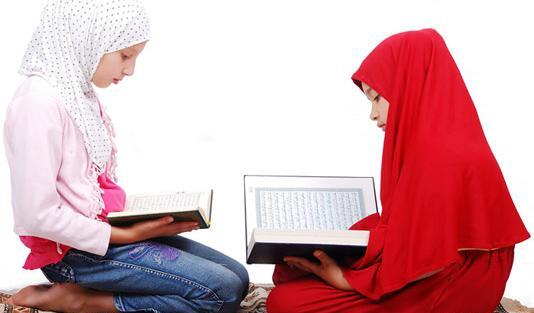 عکس پسر بچه در حال قرآن خواندن