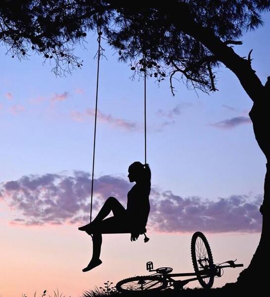 عکس پروفایل پسر درحال قدم زدن