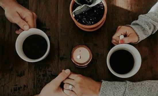 عکس پروفایل پسر در حال قهوه خوردن