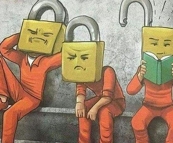 عکس کارتونی پسر در حال کتاب خواندن