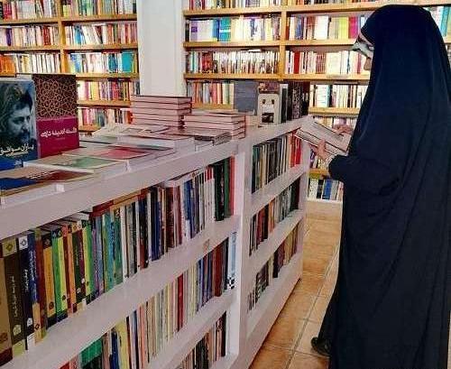 عکس پسر درحال مطالعه کتاب