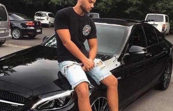 عکس پسر در حال ماشین سواری
