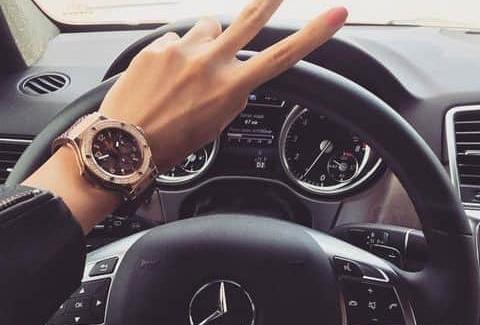 عکس پسر در حال ماشین سواری
