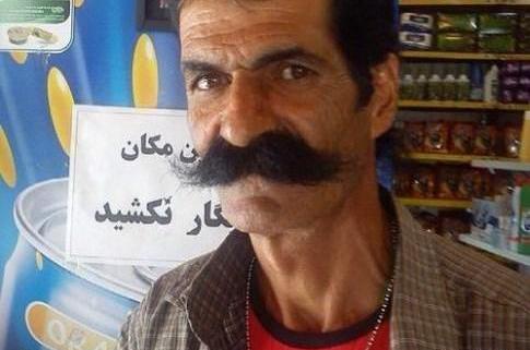 عکس پسر در حال مسخره بازی