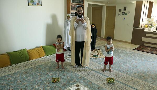 عکس پسر درحال نماز