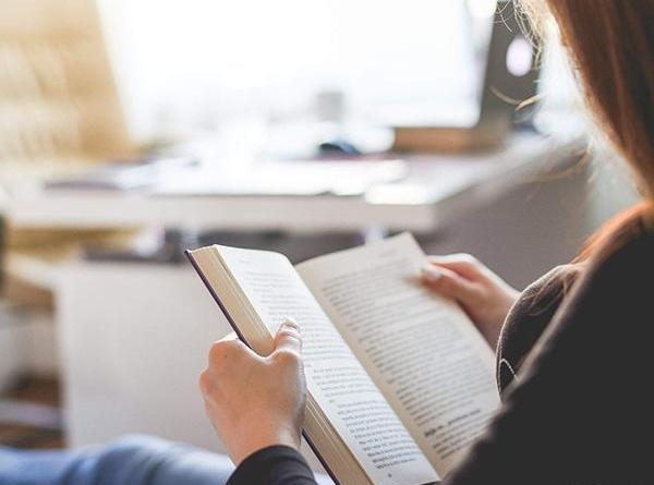 عکس یک دختر در حال کتاب خواندن