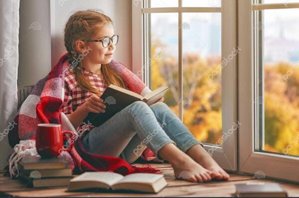 عکس یک دختر در حال کتاب خواندن