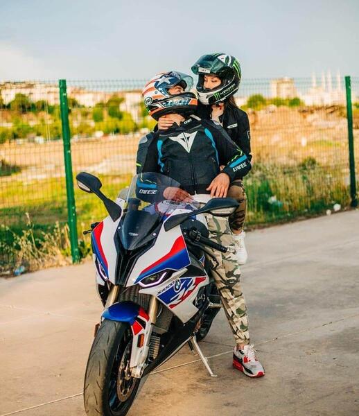 عکس پسر روی موتور