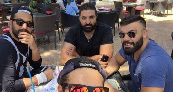 عکس امیر علی اکبری با مادرش