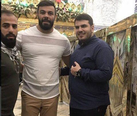 عکس امیر علی اکبری با مادرش
