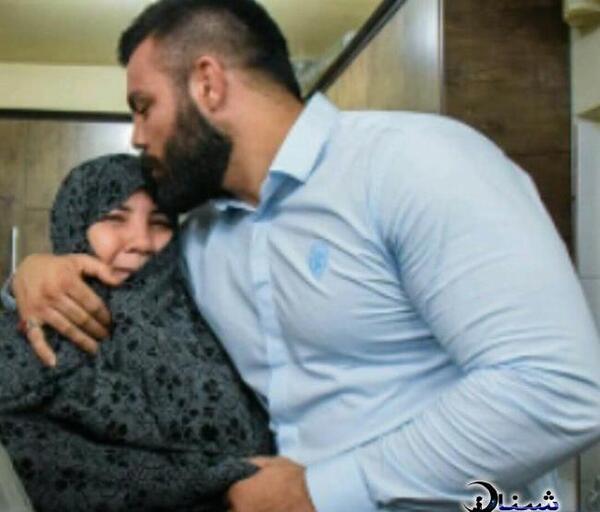 عکس امیر علی اکبری با مادرش