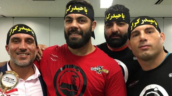 عکس امیر علی اکبری با مادرش