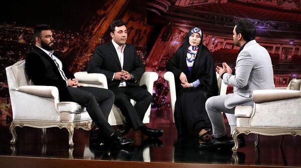 عکس امیر علی اکبری با مادرش