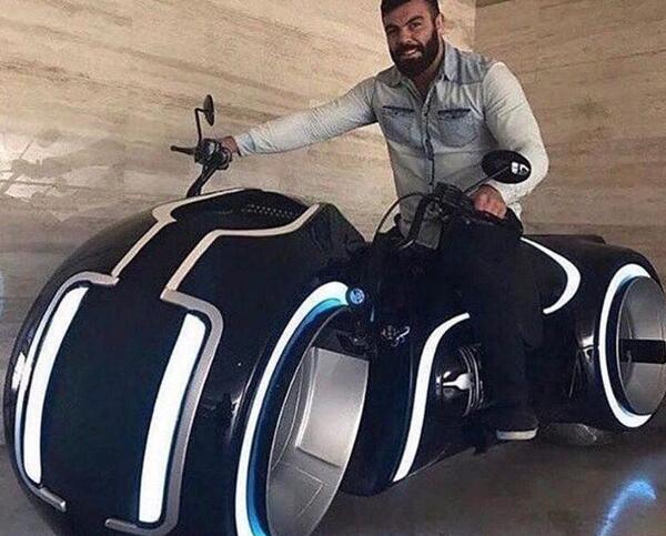 عکس امیر علی اکبری با مادرش