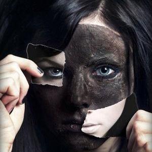 عکس آراد در رمان بانوی سرخ