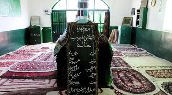 عکس قبر خالد نبی