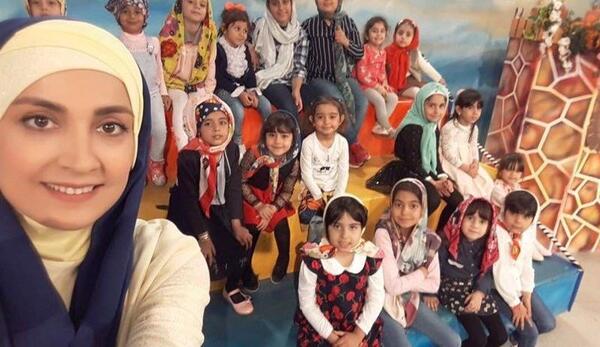 عکس خاله نرگس مجری رنگین کمان