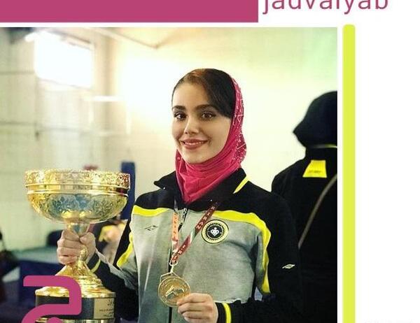 عکس زهرا کیانی در حال اجرا