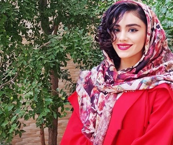 عکس زهرا کیانی در حال اجرا