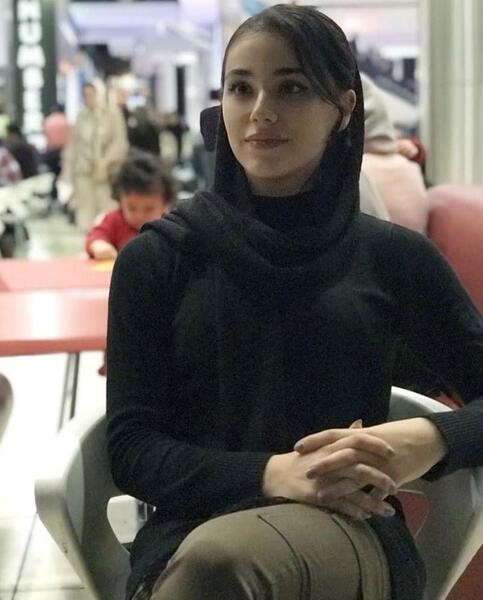 عکس زهرا کیانی در حال اجرا