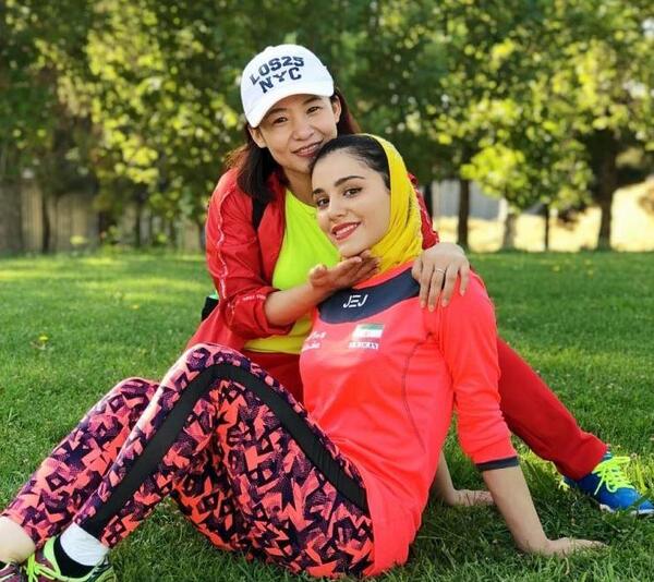 عکس زهرا کیانی در حال اجرا