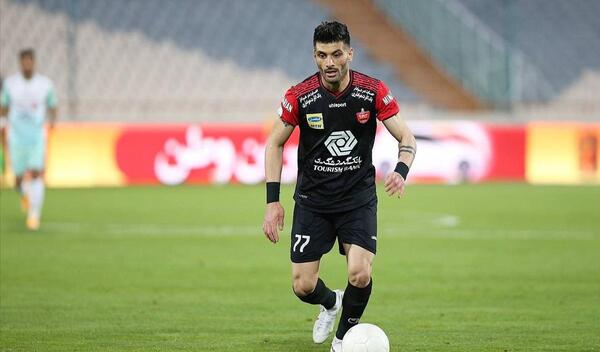 عکس سعید آقایی با پیراهن پرسپولیس
