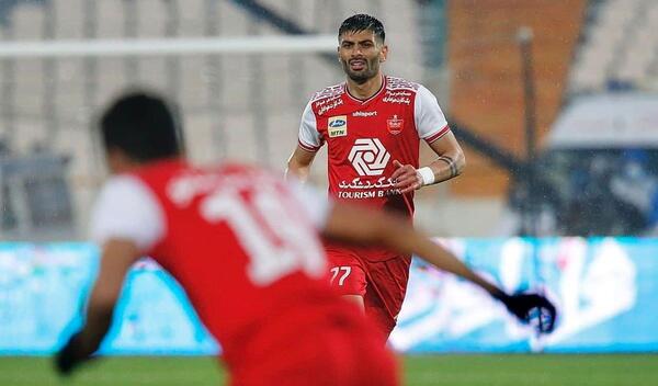 عکس سعید آقایی با پیراهن پرسپولیس