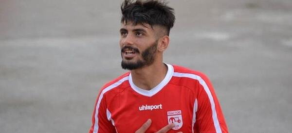 عکس سعید آقایی با پیراهن پرسپولیس