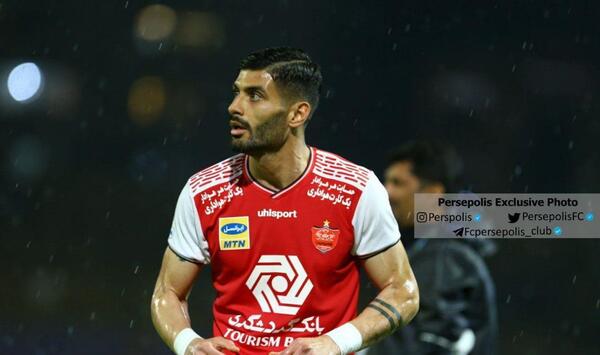 عکس سعید آقایی با پیراهن پرسپولیس