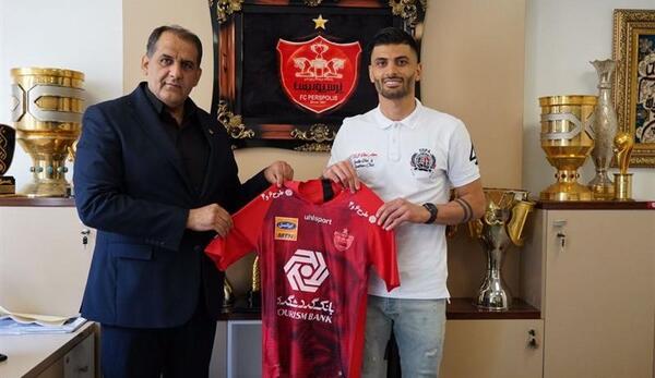 عکس سعید آقایی با پیراهن پرسپولیس