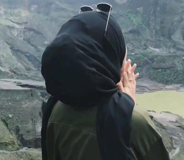 عکس دختر از پشت با مانتو