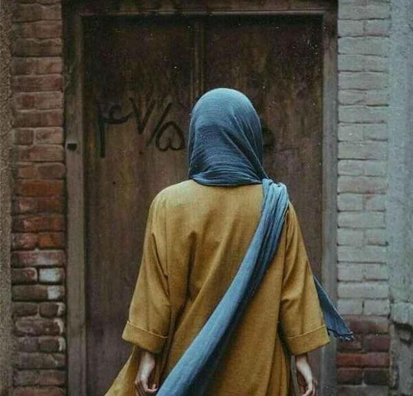 عکس دختر از پشت با مانتو
